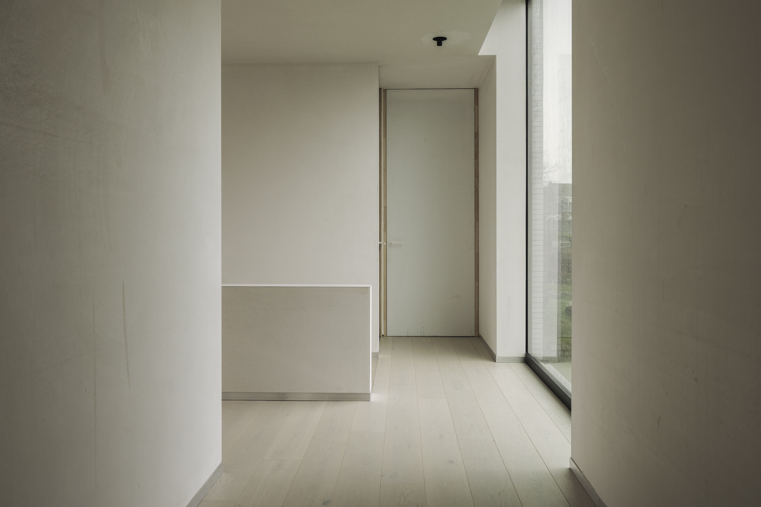 Binnenbepleistering - Ingewerkte plinten door Stivo